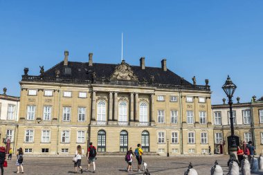 Kopenhag, Danimarka - 27 Ağustos 2019: Amalienborg, Kopenhag, Danimarka 'daki Hristiyan Sarayı (Levetzau Sarayı) cephesi