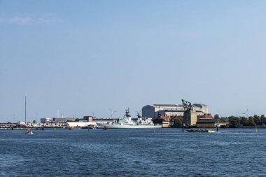 Kopenhag, Danimarka - 27 Ağustos 2019: Danimarka 'nın Kopenhag limanına demirlemiş savaş gemisi veya firkateyn 