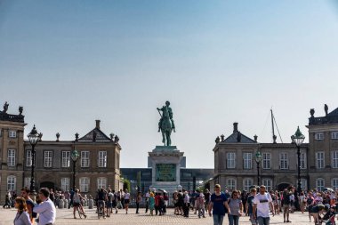 Kopenhag, Danimarka - 27 Ağustos 2019: Amalienborg Sarayı Meydanı 'nın ortasında Danimarka' nın Kopenhag şehrinde yaşayan insanlarla birlikte Kral V. Frederick 'in binicilik heykeli