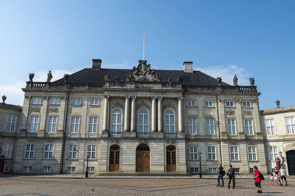 Коппель, Дания - 27 августа 2019 года: фасад Христианского дворца VII (дворец Мольтке) с людьми вокруг в Амальенборге, Коппель, Дания