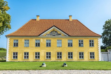 Kastellet 'te (The Citadel), Kopenhag, Danimarka' da iki eski top ile Kumandan Binası cephesi