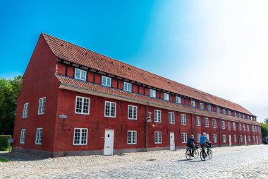 Kopenhag, Danimarka 'da iki adam bisiklet sürerken, Kastellet' teki Safların Önü (The Citadel)