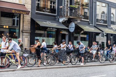 Kopenhag, Danimarka - 27 Ağustos 2019: Kopenhag, Danimarka 'da bisikletli insanlar kuyrukta bekliyor