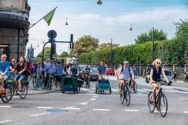 Kopenhag, Danimarka - 27 Ağustos 2019: Eski Kopenhag, Danimarka 'da bisiklet ve kargo bisikleti kullanan insanların olduğu cadde