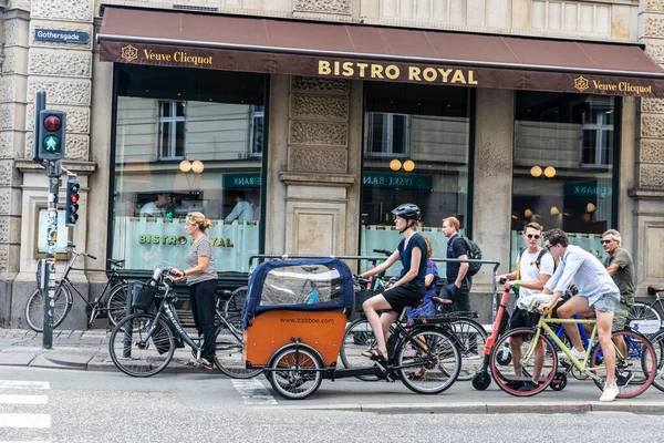 Copenhague Dinamarca Agosto 2019 Calle Con Personas Bicicleta Una Bicicleta —  Fotos de Stock