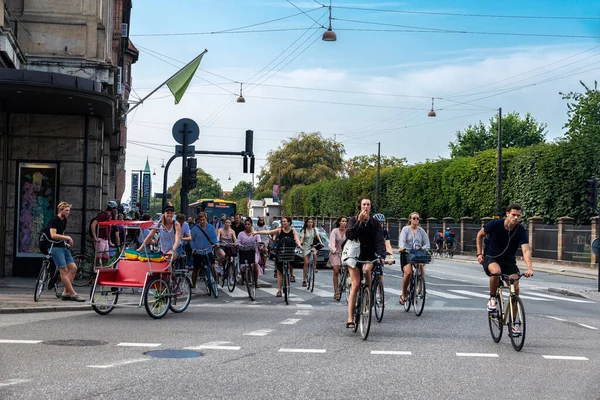 Kopenhag, Danimarka - 27 Ağustos 2019: Eski Kopenhag, Danimarka 'da bisiklet ve kargo bisikleti kullanan insanların olduğu cadde