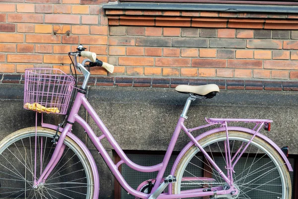 丹麦哥本哈根的一条街上停着一辆老式的粉色老式自行车 — 图库照片