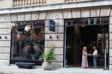 Kopenhag, Danimarka - 27 Ağustos 2019: Kopenhag, Danimarka 'da insanlarla dolu Rabens Saloner giyim mağazasının cephesi 