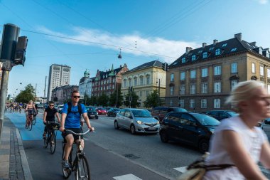 Kopenhag, Danimarka - 27 Ağustos 2019: Danimarka 'nın başkenti Kopenhag' da H. C. Andersens Bulvarı 'nda trafiğin ve bisikletli insanların olduğu cadde