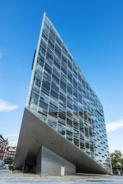 Schmidt Hammer Lassen tarafından tasarlanan Kristal 'in (Krystallen) düşük açılı çekimi. Danimarka' nın başkenti Kopenhag 'daki Nykredit genel merkezinin modern ofis binası.. 