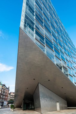 Kopenhag, Danimarka - 27 Ağustos 2019: Schmidt Hammer Lassen tarafından tasarlanan Kristal 'in alçak açılı çekimi, Danimarka' nın başkenti Kopenhag 'daki Nykredit genel merkezinin modern ofis binası.. 