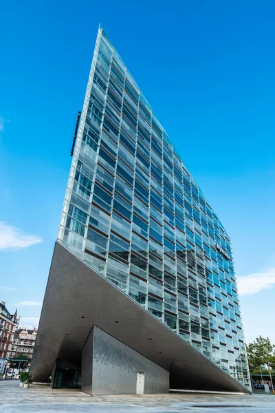 デンマークのコペンハーゲンにある金融サービス会社 Nykredit本社のモダンなオフィスビル Schmidt Hammer Lassenによって設計されたクリスタル Krystallen の低角度ショット — ストック写真