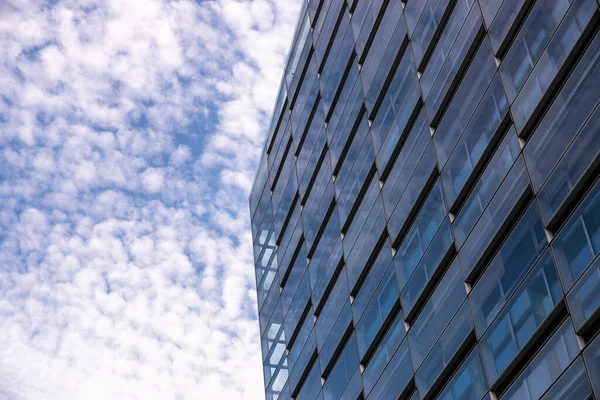 コペンハーゲン デンマーク 8月27 2019 シュミット ハマー ラッセン デンマークの金融サービス会社のNykredit本社の近代的なオフィスビルによって設計されたクリスタル クリスタレン のファサード — ストック写真