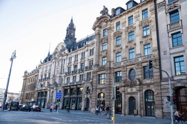 Münih, Almanya - 4 Nisan 2025: Lenbachplatz, çevresi tarihi binalarla çevrili, Münih, Bavyera, Almanya