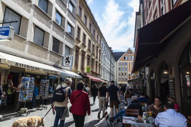 Münih, Almanya - 5 Nisan 2025: Orlandostrabe Caddesi, eski Münih, Bavyera, Almanya 'da insanların yaşadığı bir alışveriş caddesi