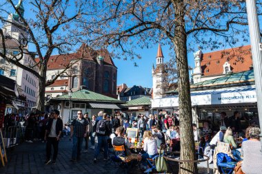 Münih, Almanya - 4 Nisan 2025: Viktualienmarkt, Münih, Bavyera, Almanya 'da insanların yaşadığı sokak yemekleri pazarı