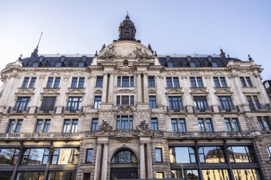 Lenbachplatz 'daki Bernheimer Haus, Münih, Bavyera, Almanya' daki tarihi binalarla çevrili.