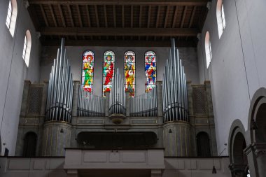 Almanya, Münih 'teki St. Maximilian Kilisesi' nin iç kısımlarında boru orgu.