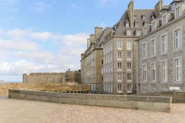 Saint-Malo, Ille-et-Vilaine, Fransa - 31 Temmuz 2018: Eski Kentteki geleneksel evler sadece sabah erken saatlerde yaya geçidine göz yumar.
