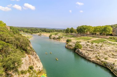 Vers-Pont-du-gard, Gard, Fransa - 24 Ağustos 2018: Aileler Pont Gard bölgesinde yürüyüş ve su sporlarının keyfini çıkarıyorlar.