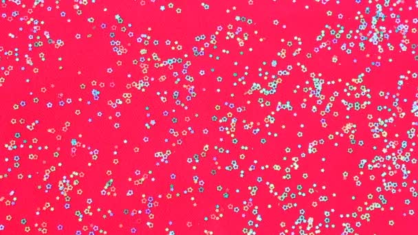 Veelkleurige glanzende glitter confetti stippen regen. Gouden glanzende rand geïsoleerd op rode achtergrond. Party tinsels glans, vakantie achtergrond ontwerp, feestelijk frame — Stockvideo