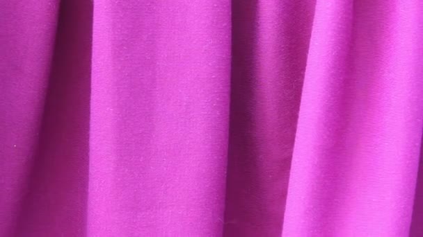 Рожева тканина розвивається на вітрі. Вітер ніжно дме на фіолетову тканину . — стокове відео