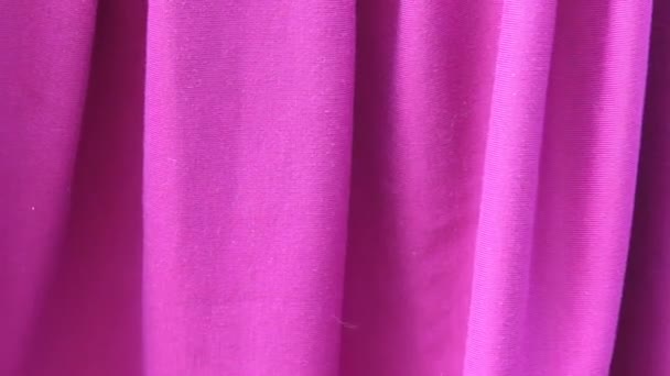 La tela rosa se desarrolla en el viento. El viento sopla suavemente sobre la tela púrpura . — Vídeos de Stock
