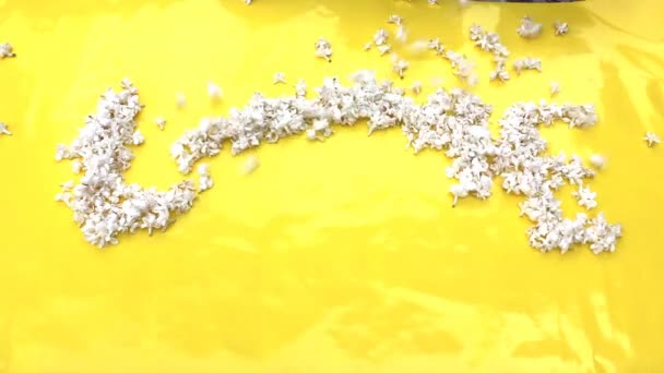 De inscriptie Love is geschreven in witte bloemen van lila op een gele achtergrond. Het woord liefde is geschreven met lila bloemen. Bloemeninscriptie Liefde. Bruiloft — Stockvideo