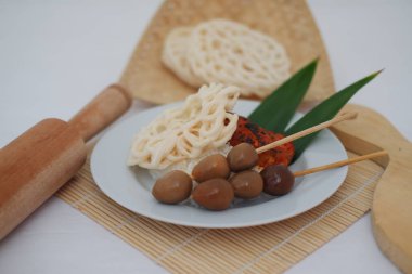 Endonezya Sokak Gıda Tabağı Seti, Yumurta ve Krakerler