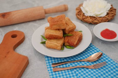 Altın Kızarmış Tofu Küpü. Acı biber ve soslu.
