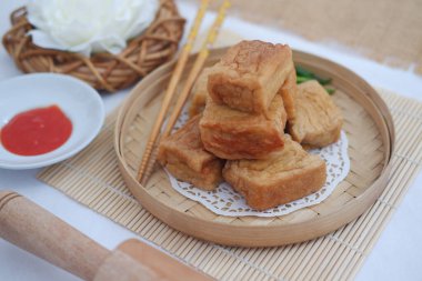 Bambu tabakta kızartılmış soya peyniri.