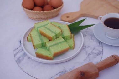 Lezzetli Pandan Kek Dilimleri Yumurta ve Çayla