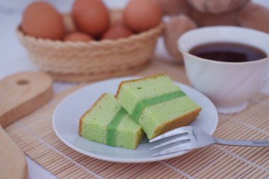 Lezzetli Pandan Chiffon Pastası Çay ve Yumurtalı Dilimler