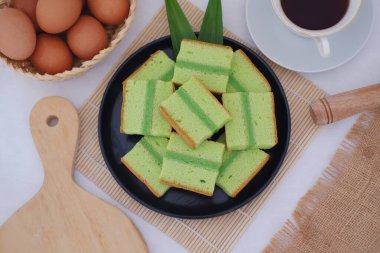 Katmanlı Pandan Pastası Kahve ve Yumurtalı Dilimler