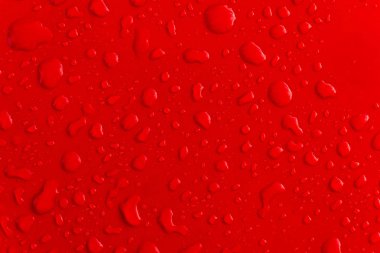 Kırmızı su damlacığı araç çatı üzerinde