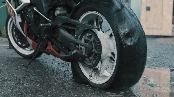 Motocicleta após burnout com roda de explosão. Grandes danos — Fotografia de Stock