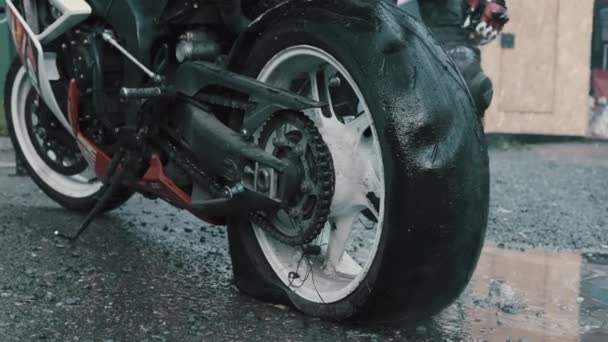 Moto après burnout avec roue d'explosion. De gros dégâts — Video