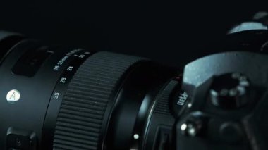 TOMSK, RUSSIA - 28 Mayıs 2020: Panasonic Lumix DMC-GH5 kamera ile Metabones hız artırıcı 0.71 ultra ve sigma 18-35 1.8 sanat siyah bir döner tablonun üzerinde duruyor, Micro Four Third System, siyah arkaplan