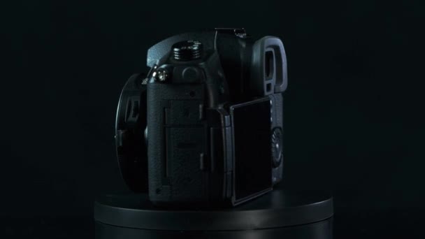 TOMSK, RUSSIE - 28 mai 2020 : Caméra Panasonic Lumix DMC-GH5 avec booster de vitesse Metabones 0.71 ultra debout sur une plaque tournante noire sans objectif, Micro Four Thirds System, fond noir — Video