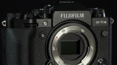 TOMSK, RUSSIA - 28 Mayıs 2020: FUJIFILM X-T4 gövdesi siyah bir dönüş standında duran lenssiz, siyah arkaplan