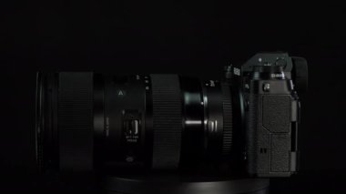 TOMSK, RUSSIA - 28 Mayıs 2020: FUJIFILM X-T4 gövdesi Fringer ef-fx proII adaptörüyle ve sigma 18-35 siyah bir dönüş standı üzerinde duruyor, siyah arkaplan