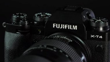 TOMSK, RUSSIA - 28 Mayıs 2020: FUJIFILM X-T4 gövdesi Fringer ef-fx proII adaptörüyle ve sigma 18-35 siyah bir dönüş standı üzerinde duruyor, siyah arkaplan
