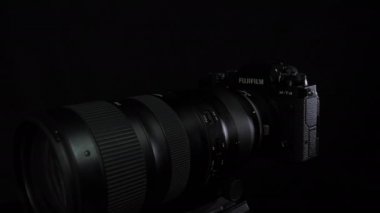TOMSK, RUSSIA - 28 Mayıs 2020: FUJIFILM X-T4 gövdesi Fringer ef-fx proII adaptörü ve Tamron 70-200 G2 siyah bir dönüş durağında, siyah arkaplan