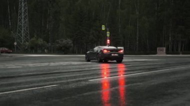 TOMSK, RUSSIA - 2 Haziran 2020: Chevrolet Camaro ZL1 Şeytan çıkarıcı caddenin ortasında duruyor