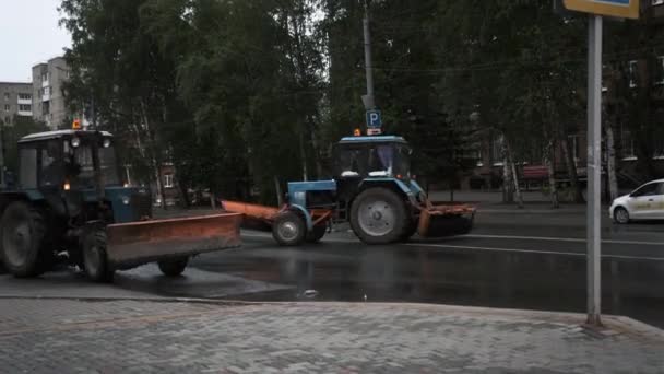 TOMSK, RUSSIA - 2 Haziran 2020: traktörler caddede sürüp asfaltı temizliyor — Stok video