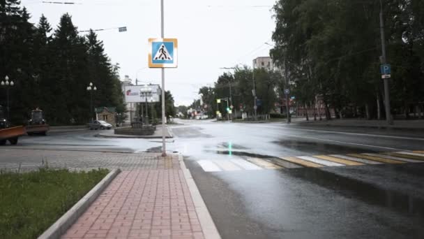 TOMSK, RÚSSIA - 2 de junho de 2020: tratores descem a rua e limpam o asfalto — Vídeo de Stock