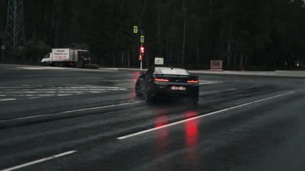 TOMSK, RUSIA - 2 de junio de 2020: Chevrolet Camaro ZL1 the Exorcist street drift — Vídeos de Stock