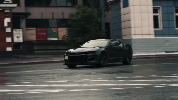 TOMSK, RUSKO - 2. června 2020: Chevrolet Camaro ZL1 Exorcist street drift — Stock video