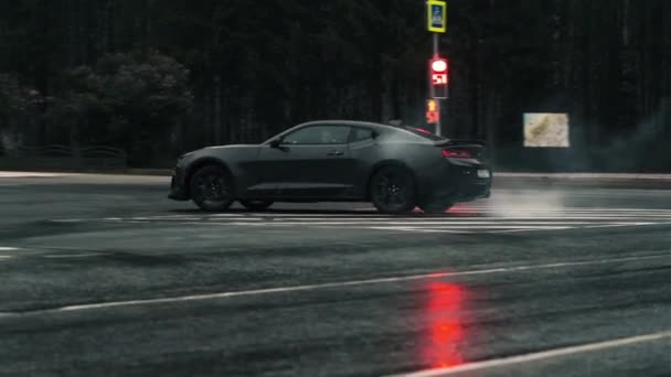 TOMSK, RÚSSIA - 2 de junho de 2020: Chevrolet Camaro ZL1 a deriva de rua Exorcista — Vídeo de Stock