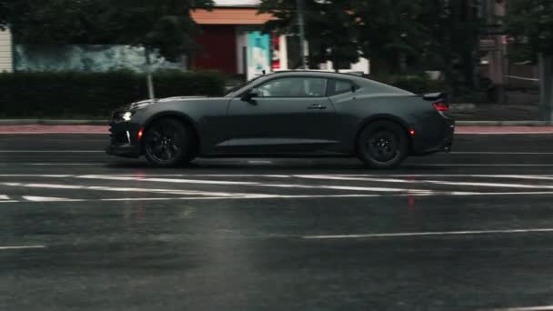 TOMSK, RUSKO - 2. června 2020: Chevrolet Camaro ZL1 Vymítač ďábla jedoucí ulicí vysokou rychlostí — Stock video